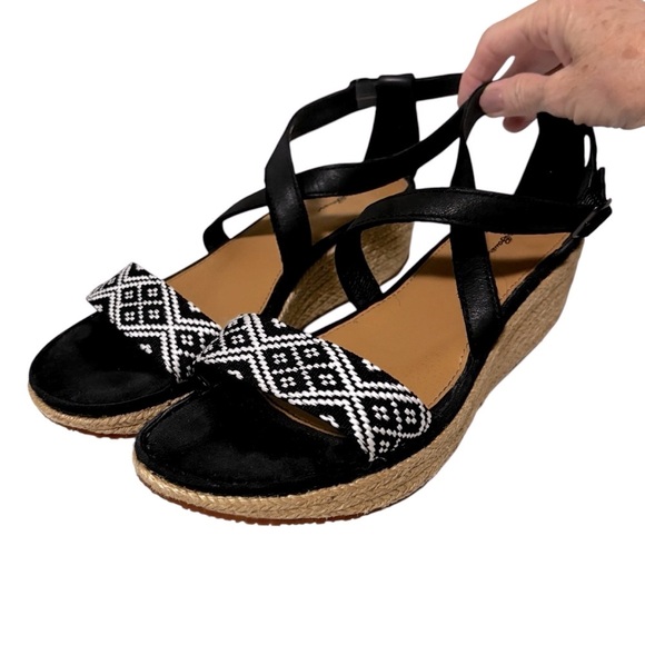 Eddie Bauer Black and White Wedges / Espadrille with Geometric Straps - SZ 9 S7 - Picture 1 of 11